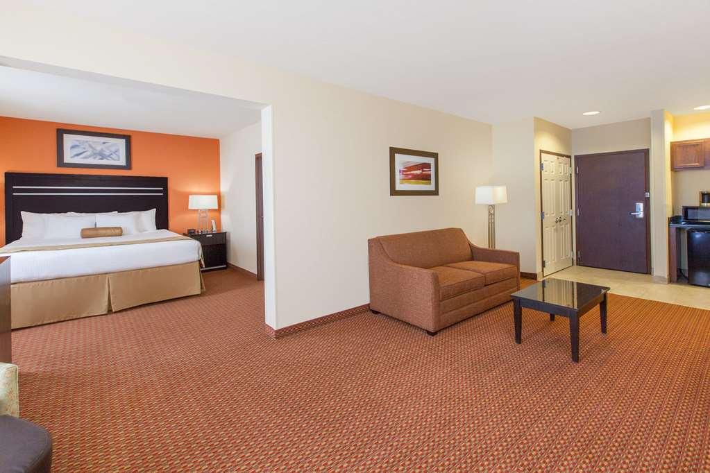 La Quinta Inn & Suites By Wyndham Tulsa Midtown Room photo